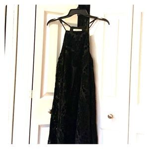 Black mini dress. Embroidered floral pattern.